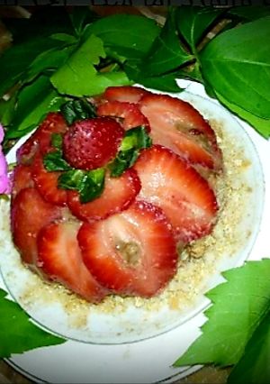 Une photo de Un petit fraisier a la mousse au chocolat