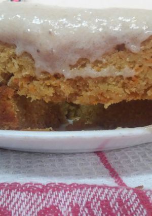 Una foto de Pastel de maíz y zanahoria con crema de planatos