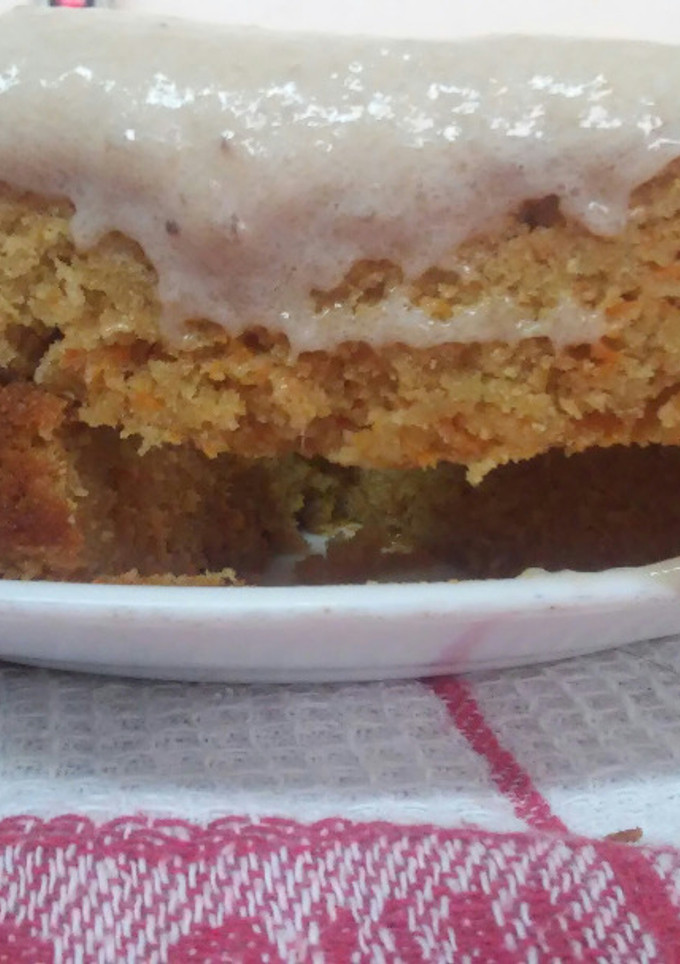 Una foto de Pastel de maíz y zanahoria con crema de planatos