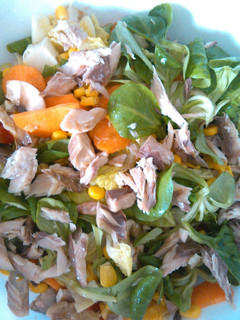 Una foto de Ensalada de caballa con canónigos