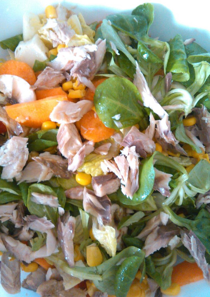 Una foto de Ensalada de caballa con canónigos