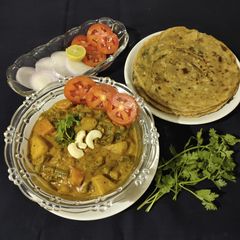 A picture of Mix veg curry and garlic lachchha paratha.