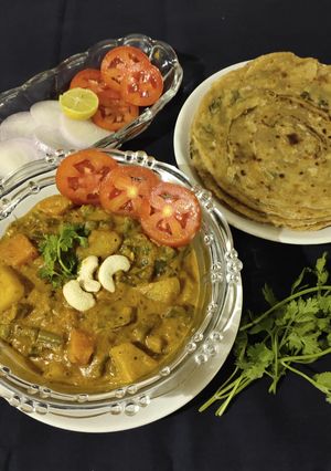 A picture of Mix veg curry and garlic lachchha paratha.