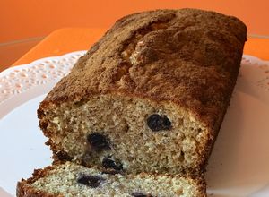 Una foto de Budín de banana y arándanos! Muy fácil en 5 minutos con licuadora ! Rápido 1 2 3