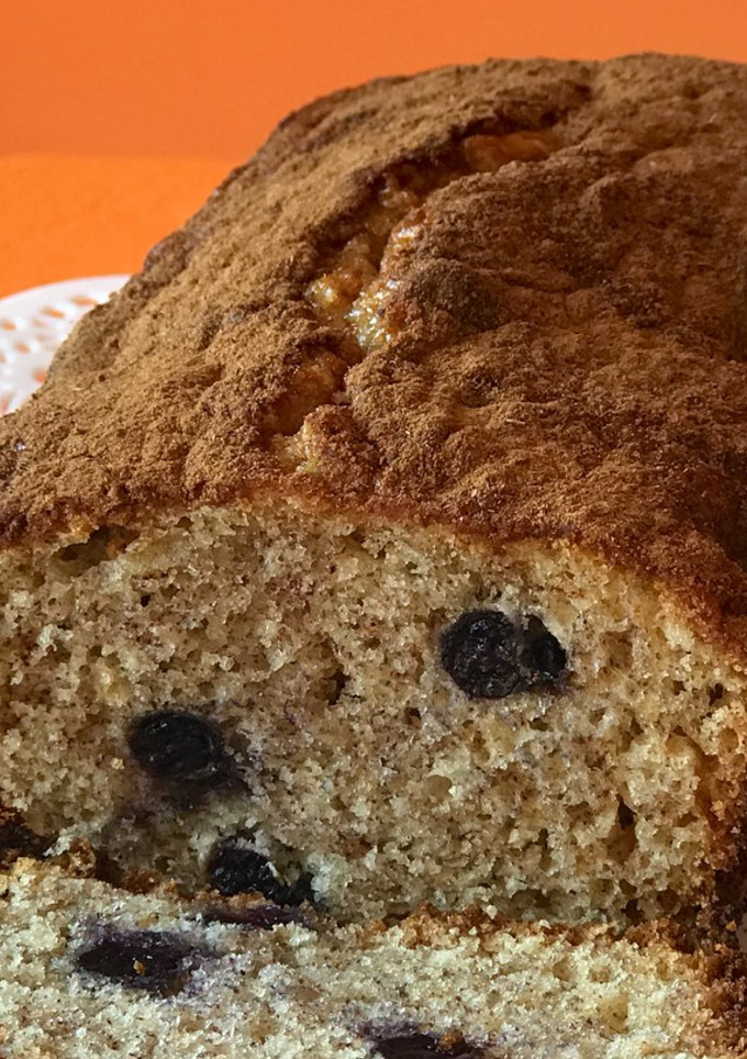 Una foto de Budín de banana y arándanos! Muy fácil en 5 minutos con licuadora ! Rápido 1 2 3