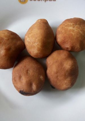 A picture of Stuffed mandazis.