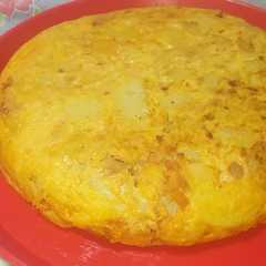 Una foto de Tortilla de patatas rellena de salsa boloñesa