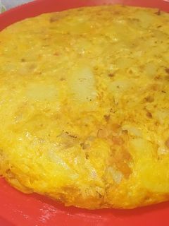 Una foto de Tortilla de patatas rellena de salsa boloñesa