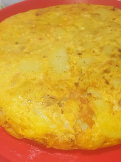 Una foto de Tortilla de patatas rellena de salsa boloñesa