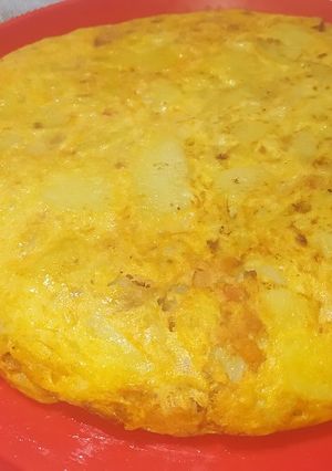 Una foto de Tortilla de patatas rellena de salsa boloñesa