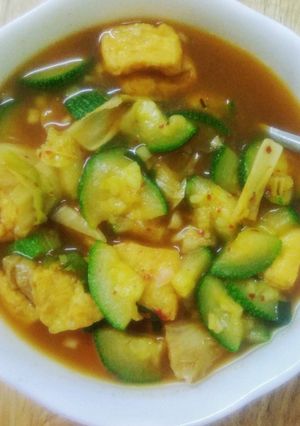 Hình của món [DIET] Canh kim chi nấu đậu hũ và bí ngòi.