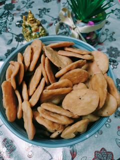 होली के पकवान मठरी (holi ke pakwan mathri recipe in Hindi) रेसिपी मुख्य फोटो