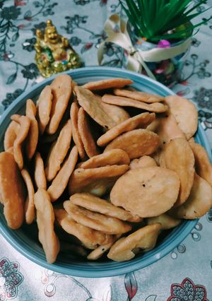 होली के पकवान मठरी (holi ke pakwan mathri recipe in Hindi) रेसिपी मुख्य फोटो