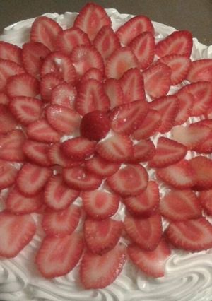 Una foto de Torta de chantilly con frutillas!