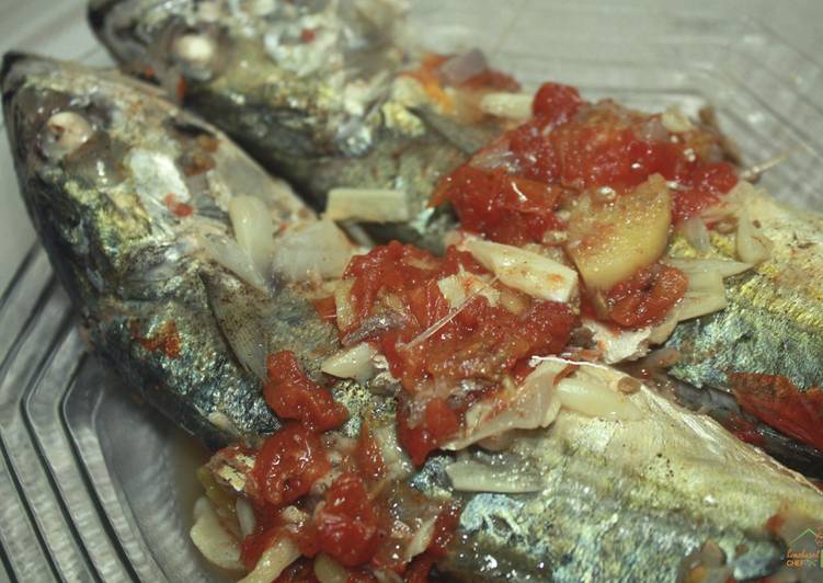 Recipe of Quick Kinamatisang Alumahan (Striped Mackerel with Tomato)