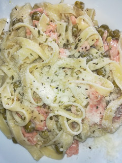 Una foto de Pasta carbonara con salmón y guisantes