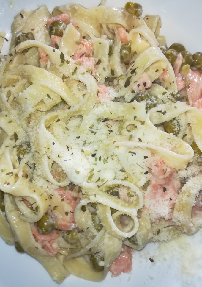 Una foto de Pasta carbonara con salmón y guisantes