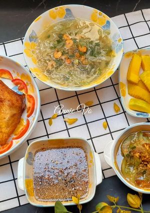 Hình của món Cơm nhà với món gà xối mỡ.