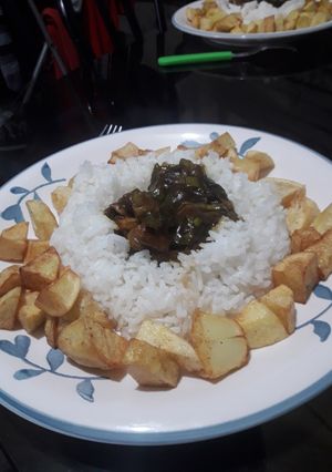 Una foto de Mongoliana de cerdo con arroz y papas fritas