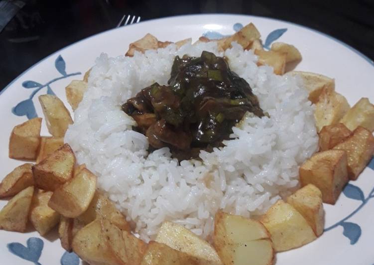 Mongoliana de cerdo con arroz y papas fritas