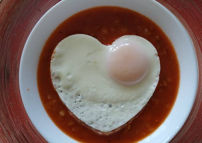 Томатный суп с гречей и яйцом