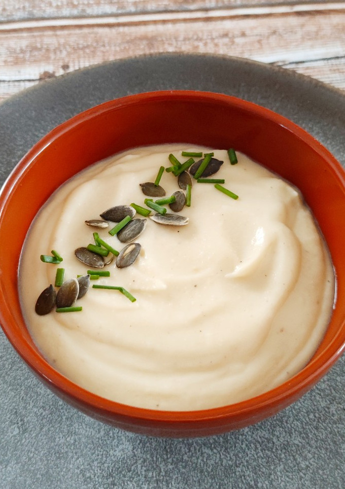 Una foto de Crema de coliflor y manzana