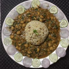 A picture of Chickpea spinach with brown rice.