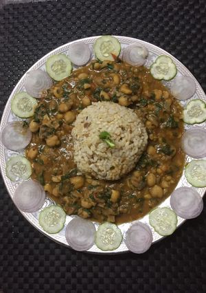 A picture of Chickpea spinach with brown rice.
