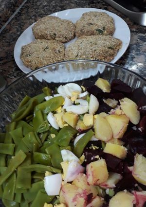 Una foto de Ensalada chauchis + remolachas+papa+ huevo