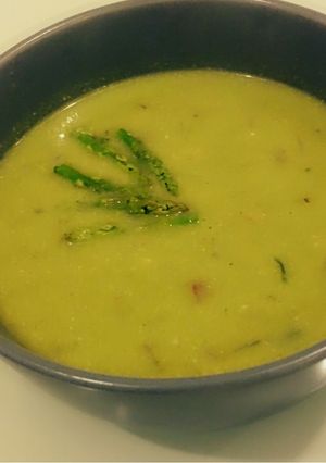A picture of Asparagus Almond Soup.