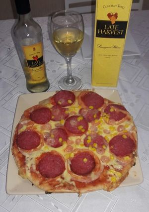Una foto de Pizza fácil.....😍🍷🍕