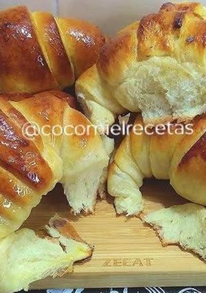 Una foto de ☕Medialunas sin hojaldre, receta súper fácil 🥐🥐