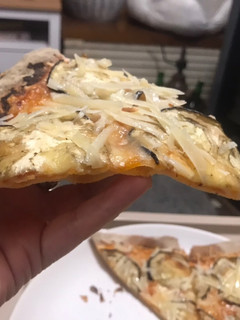 Una foto de Masa de pizza fina y crujiente (sin levadura)