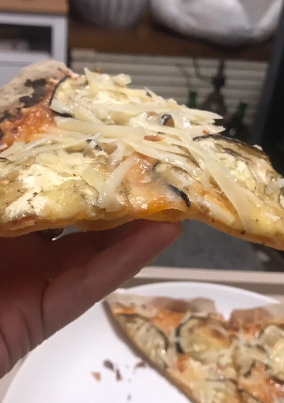 Una foto de Masa de pizza fina y crujiente (sin levadura)