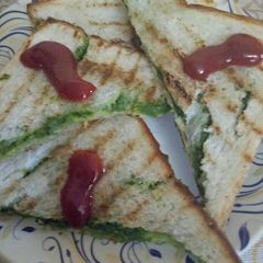 A picture of Peas chutney sandwich.