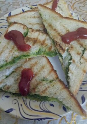 A picture of Peas chutney sandwich.