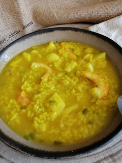 Una foto de Arroz caldoso con sepia y langostinos