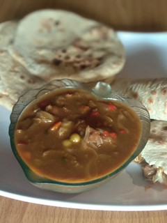 A picture of Flat bread and gravy soup.