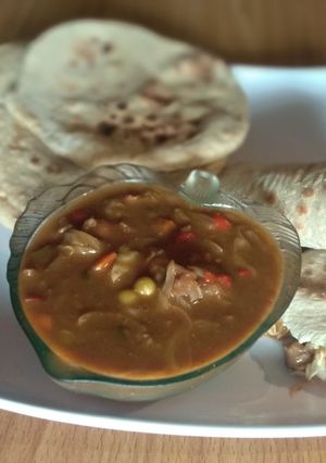 A picture of Flat bread and gravy soup.