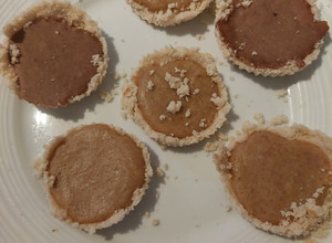 Una foto de Tartaletas de caramelo keto