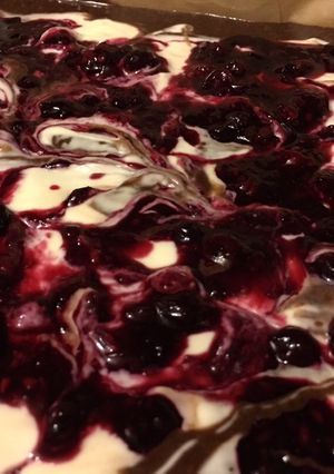 Erdei gyümölcsös, krémsajtos brownie recept fotója