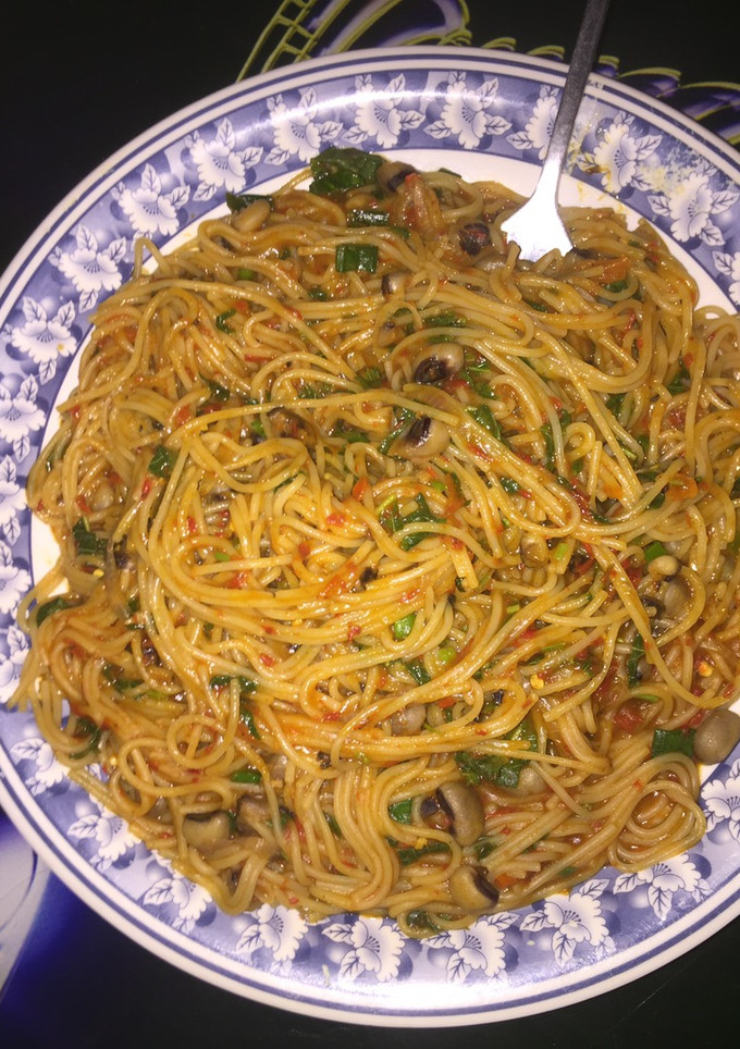 A picture of Spaghetti and beans jallof.