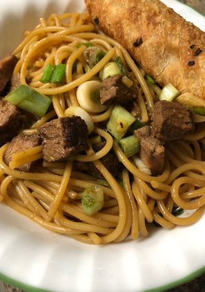 A picture of Steak lo mein.