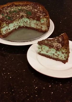 A picture of Mint Chococolate Chip Cheesecake with a Fudge Brownie Crust.