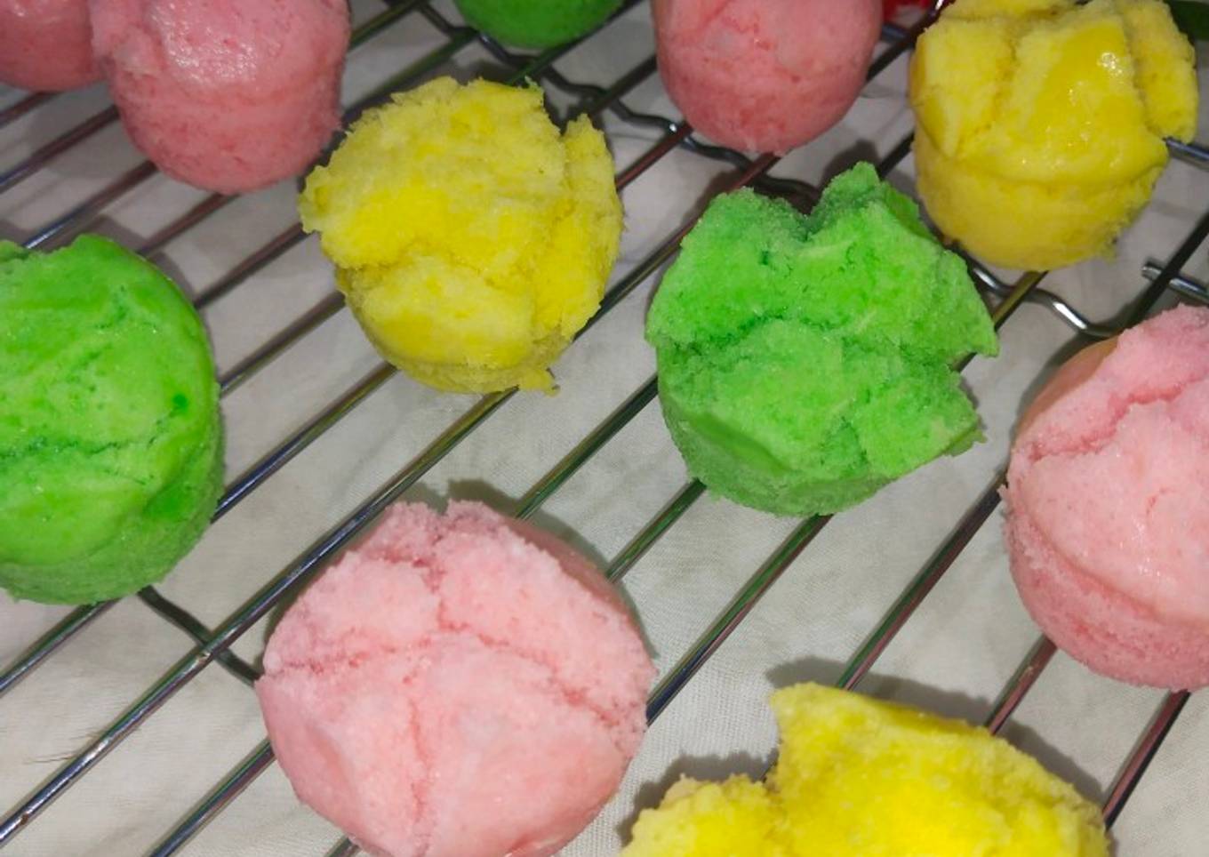 Kue mangkok mekar (tape)
