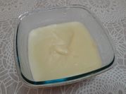 Una foto de salsa cheddar sin crema de leche