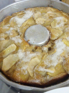 Una foto de Torta de manzanas 🍎súper súper fácil y económica