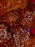 Frango agridoce com molho de soja, mel e mostarda