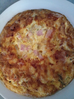 Una foto de Tortilla de fideos con queso y fiambre