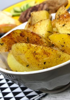 Una foto de Patatas gajo o cajún en 10 minutos al microondas con Lékué estuche de vapor